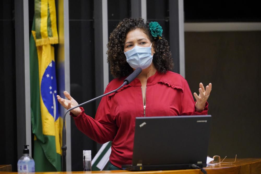 Perpétua diz que interferência de Bolsonaro no Enem é grave: “Ao presidente da República cabe cuidar do país”